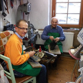Senior-Chef und Chef in der Schuh-Werkstätte